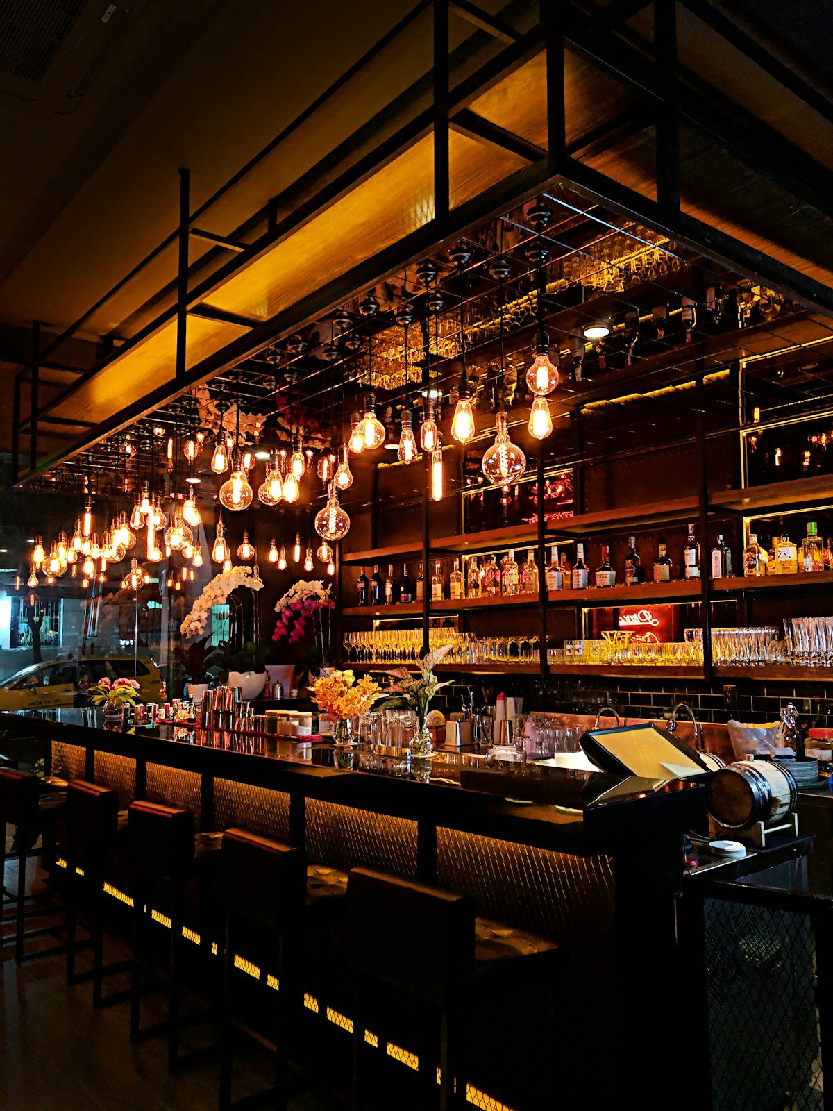 Foodlovers premium background overlay showing blurred dining atmosphere
